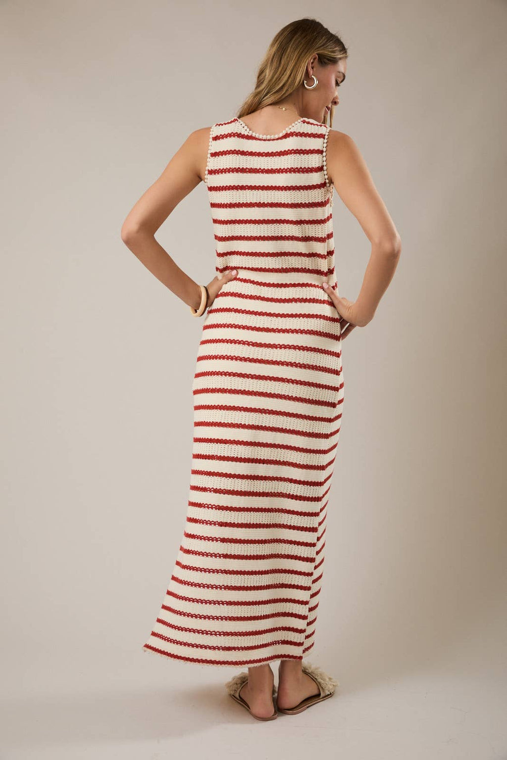 ROUND NECK SLEEVELESS SLIT STRIPE MAXI DRESS: CREAM-RED STRIPE