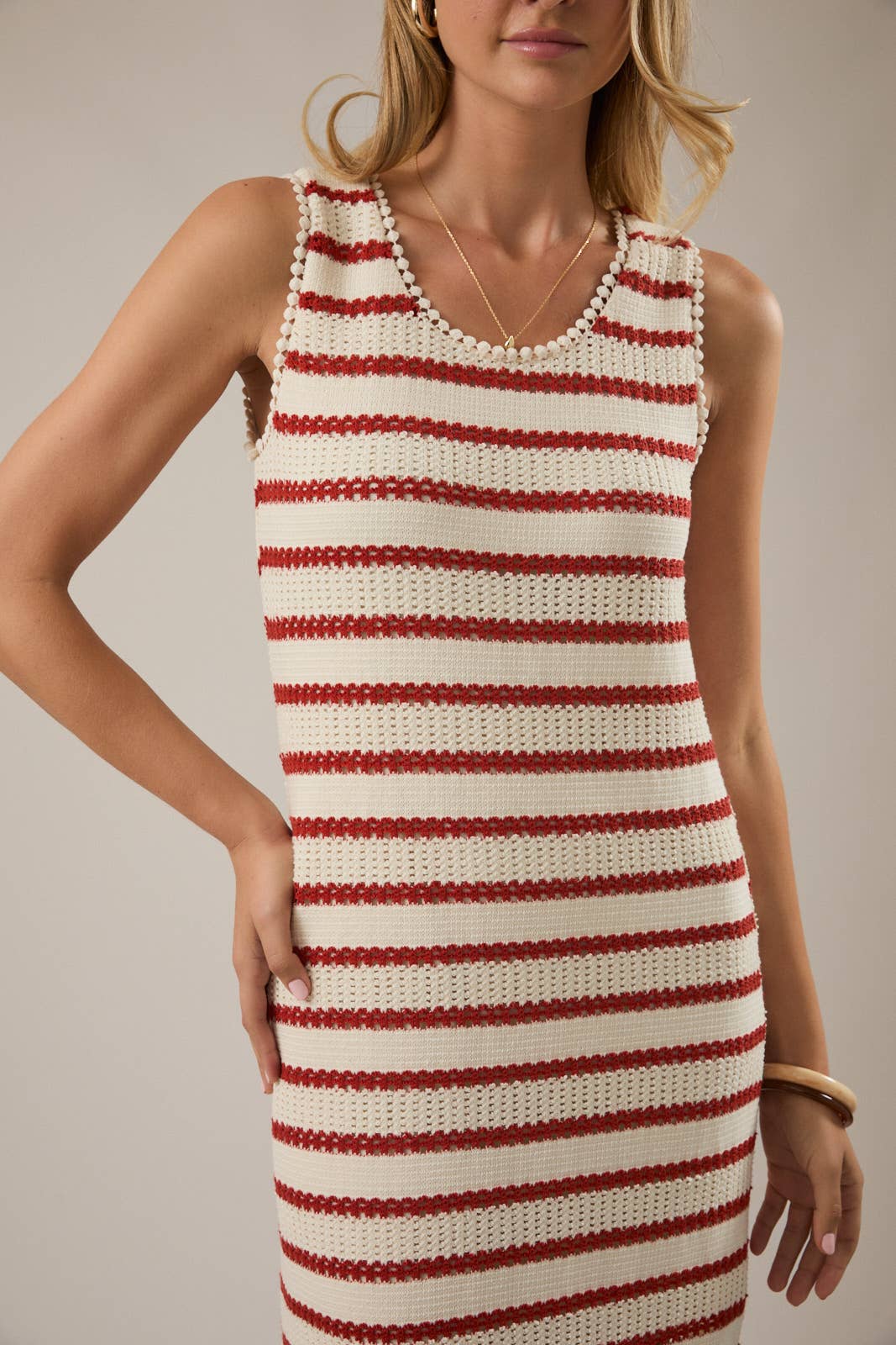 ROUND NECK SLEEVELESS SLIT STRIPE MAXI DRESS: CREAM-RED STRIPE